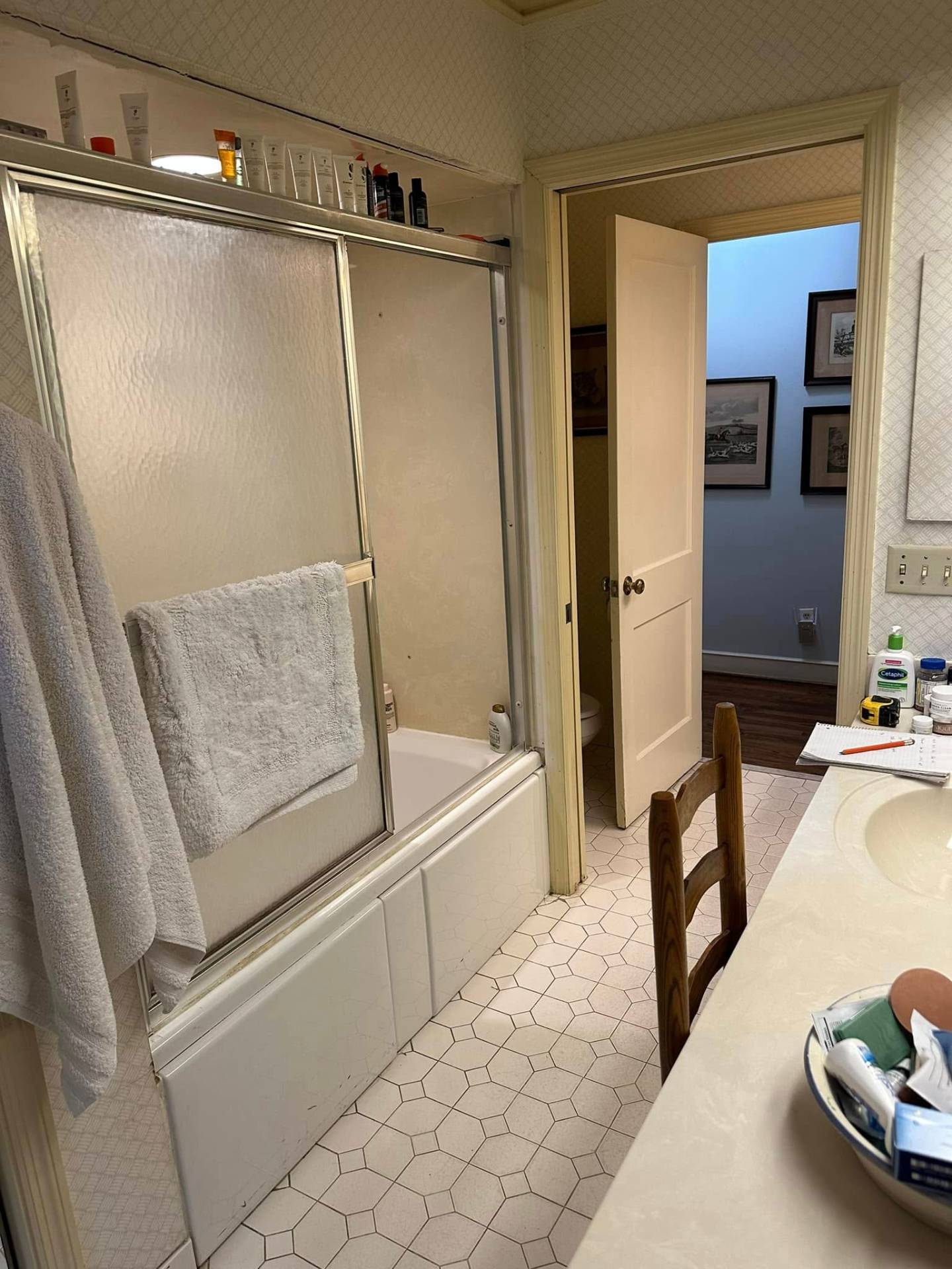 Bathroom tub and tile before renovation